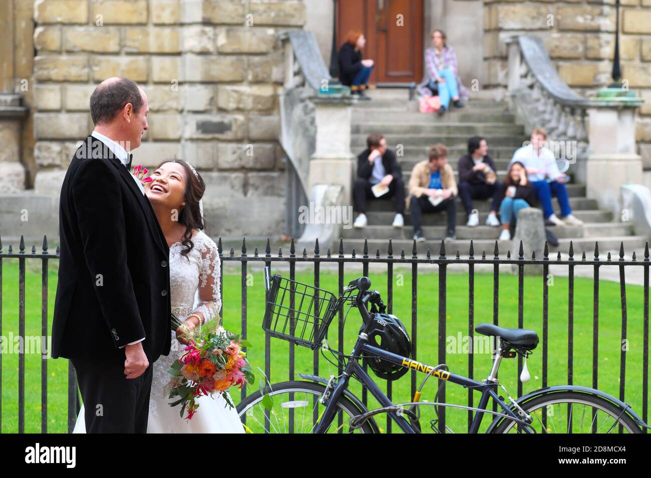 Matrimonio - una sposa sorride il suo giorno di nozze in Oxford Regno Unito Foto Stock