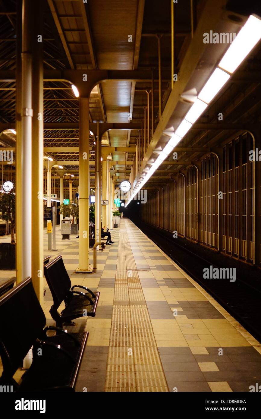 Piattaforma della stazione della metropolitana di Amsterdam Amstelstation, Noord-Holland, Olanda del Nord. Linee di testa, grimy, grinty, grim, dingy. Paesi Bassi, Paesi Bassi Foto Stock