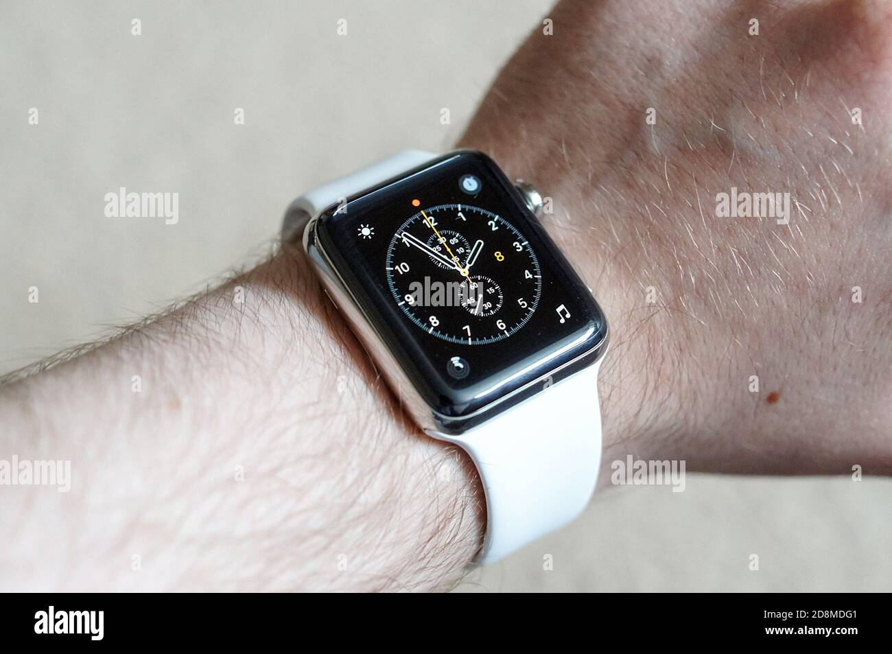 Apple Watch serie 2 al polso, tecnologia indossabile, orologio intelligente, iDevice, futuro Foto Stock