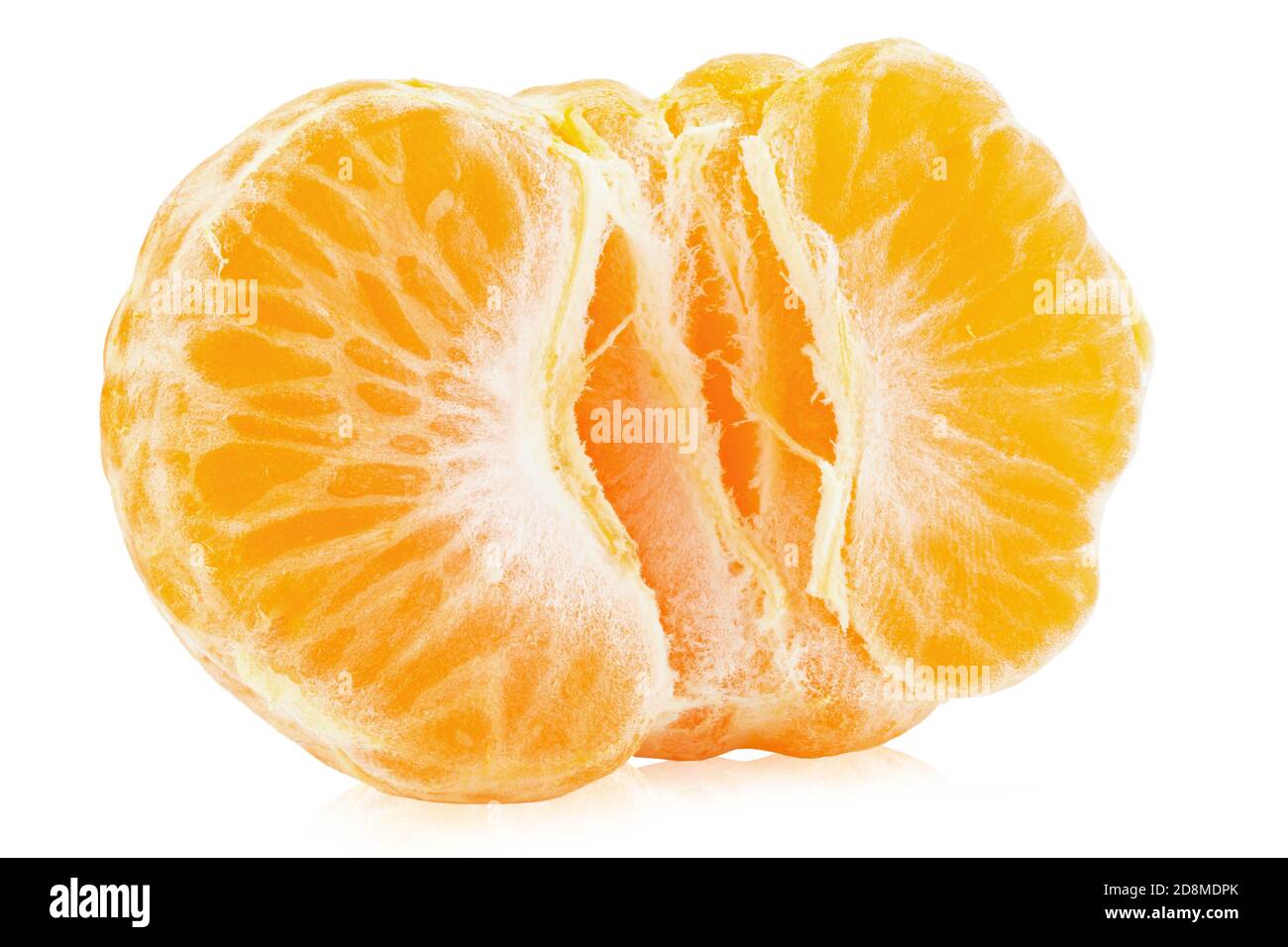 Mezzo mandarino fresco purificato maturo isolato su sfondo bianco. Il file contiene il percorso di ritaglio. Foto Stock