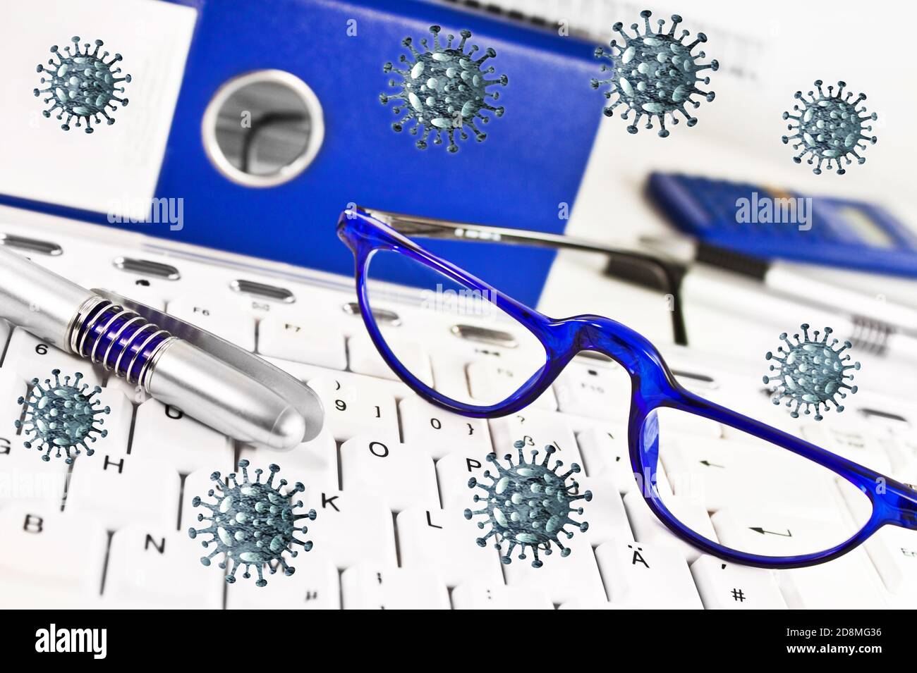 Aktenordner Tastaturn Konzept Homeoffice mit Brille und Corona Viren Foto Stock