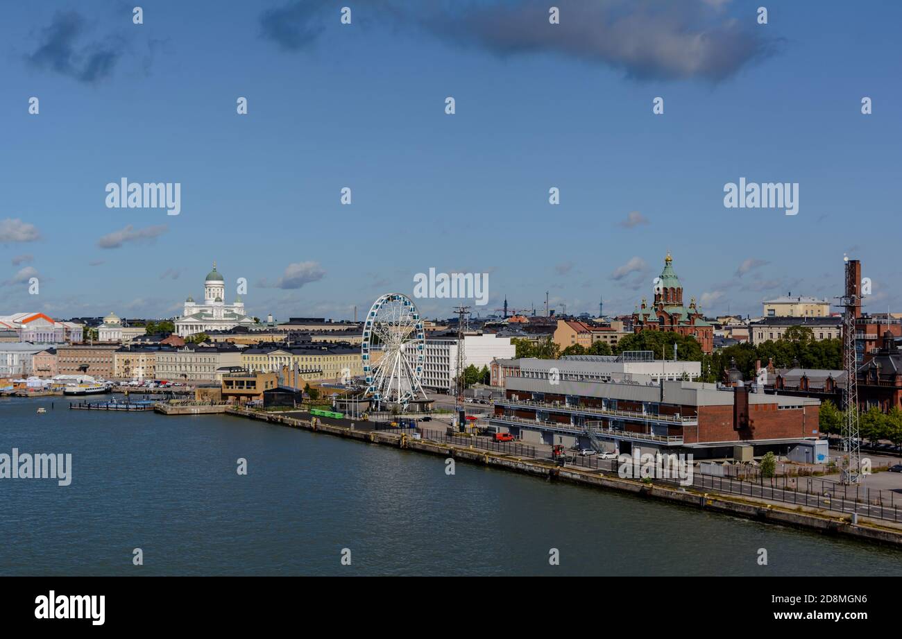Il paesaggio urbano di Helsinki è stato girato dall'acqua con la cattedrale bianca di Helsinki Foto Stock