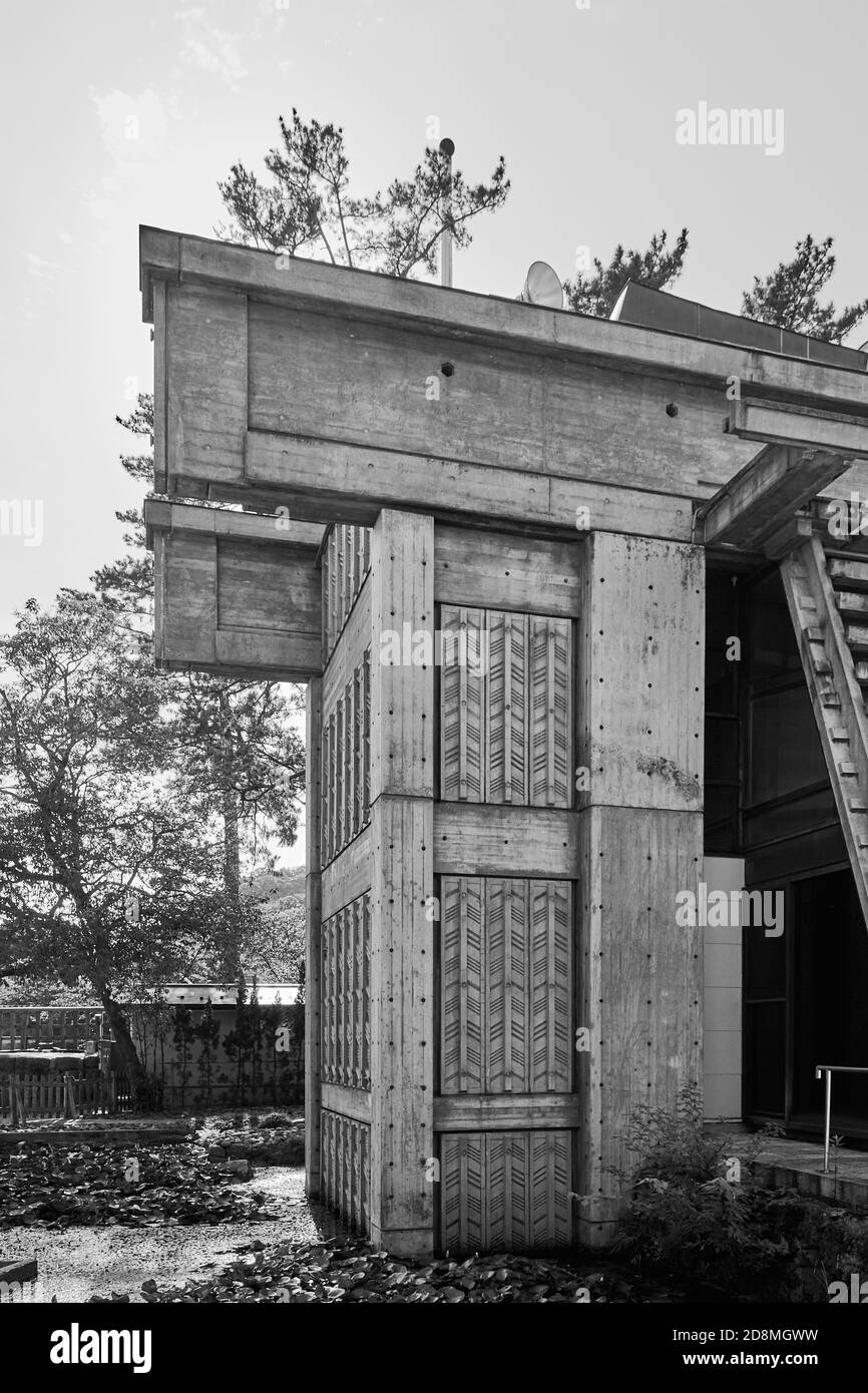 Palazzo amministrativo del Grande Santuario di Izumo, progettato da Kikutake Kiyonori (1963), ora demolito; Izumo, Prefettura di Shimane, Giappone (B&W) Foto Stock