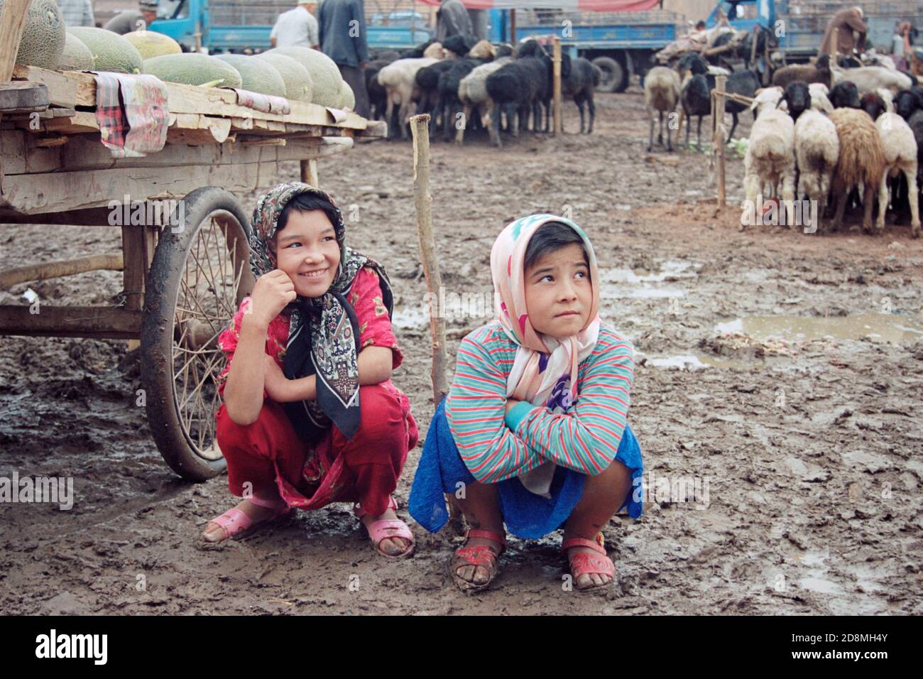 Bambini al mercato domenicale di Kashgar, regione di Xinjiang, Cina Foto Stock