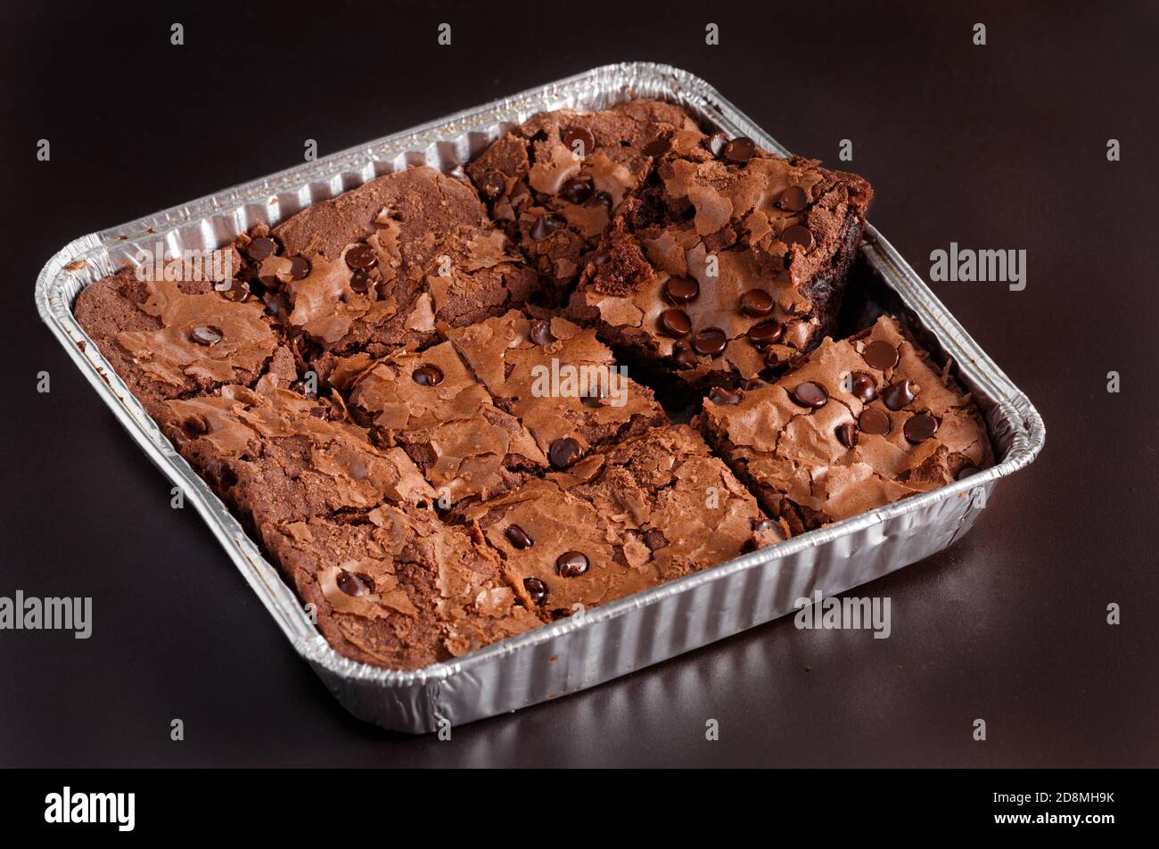 Doppio brownie al cioccolato in una padella di alluminio Foto Stock