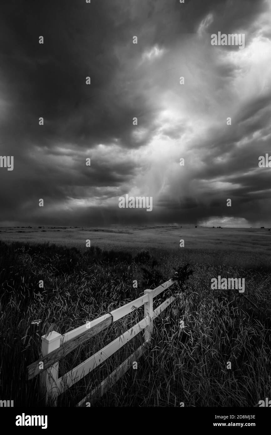 Nuvole tempesta in bianco e nero su terreni agricoli Utah Foto Stock