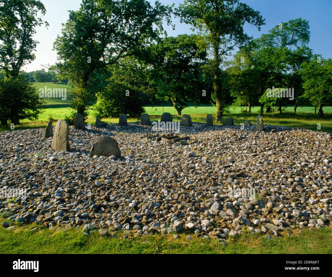 Vista N al più grande di 2 cerchi di pietra in Temple Wood copse, Kilmartin, Scozia, Regno Unito. Monumento multifase, il punto di riferimento per le sepolture nel corso di molti secoli. Foto Stock