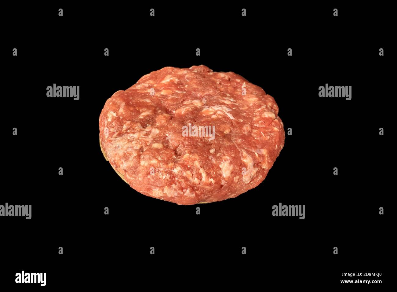 Cotoletta di carne cruda non cotta isolata su fondo nero ingrediente hamburger. Foto Stock