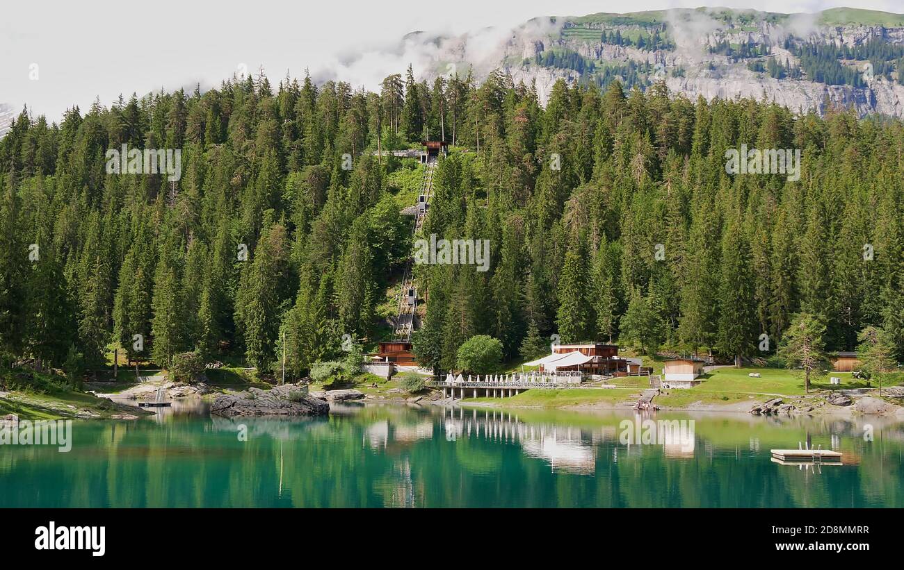Bellissimo lago colorato Caumasee con riflessi nei pressi di Flims, Grigioni, Svizzera creato dalla frana Flims (ca. 10,000 anni fa) con foresta. Foto Stock