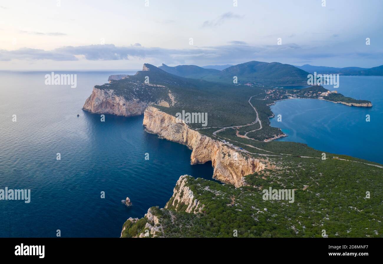 Veduta aerea del promontorio roccioso di Capo Caccia, Alghero, Sassari, Sardegna, Italia. Foto Stock