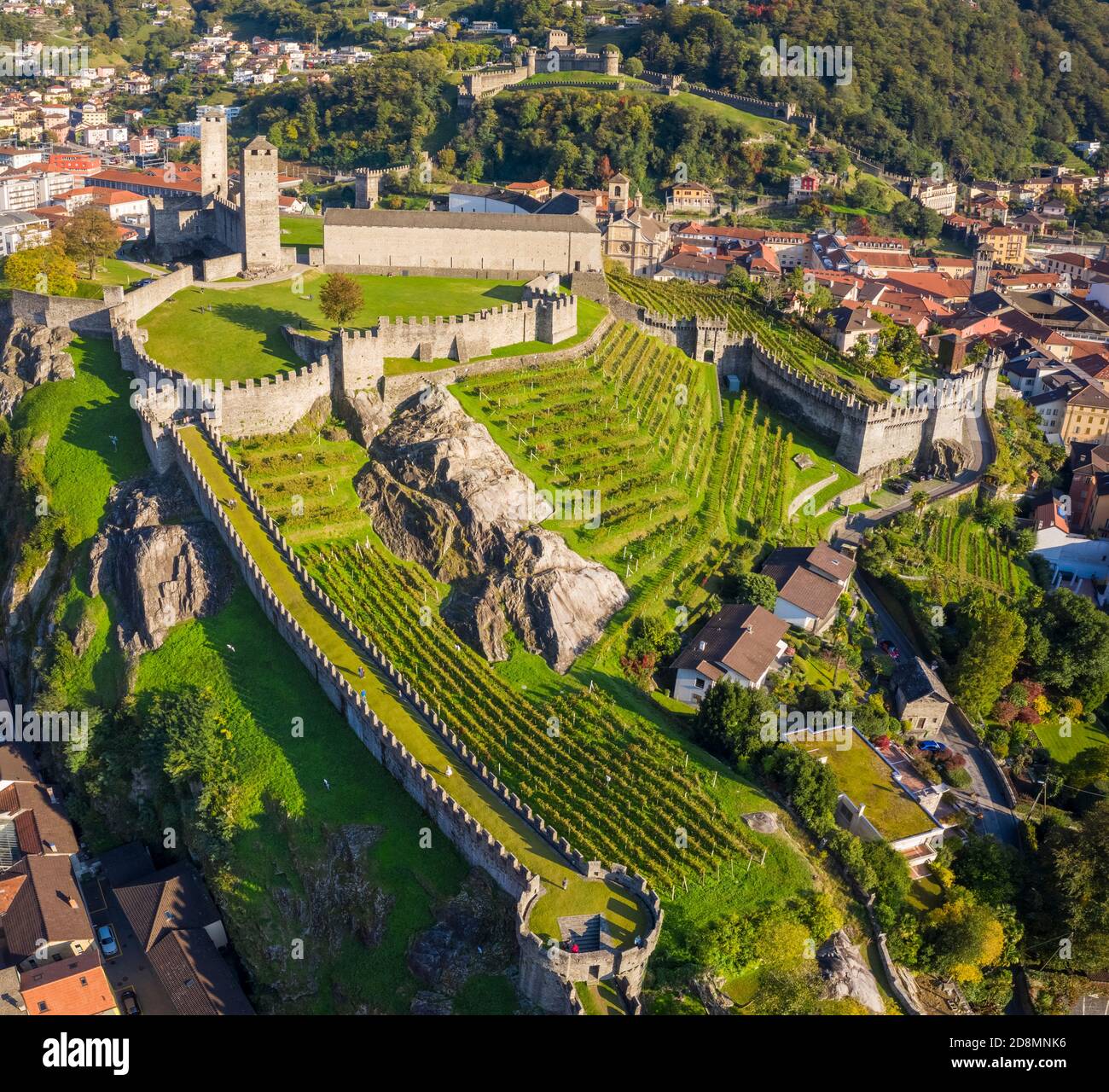 Vista aerea dei castelli medievali di Bellinzona, patrimonio dell'umanità dell'UNESCO, in autunno al tramonto. Cantone Ticino, Svizzera. Foto Stock