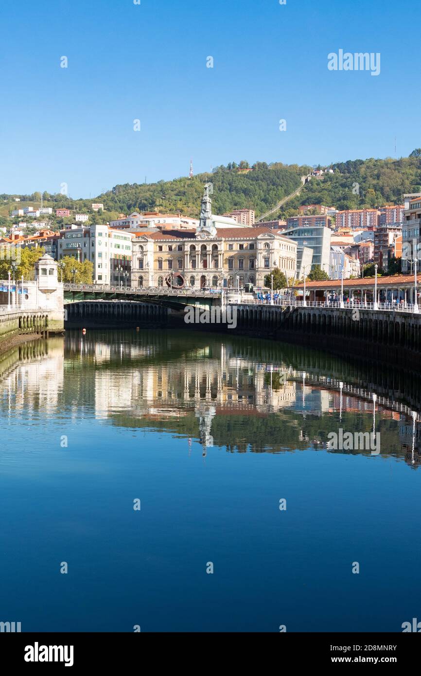 Municipio di Bilbao presso l'estuario di Bilbao, Bilbao, Biscay, Spagna Foto Stock