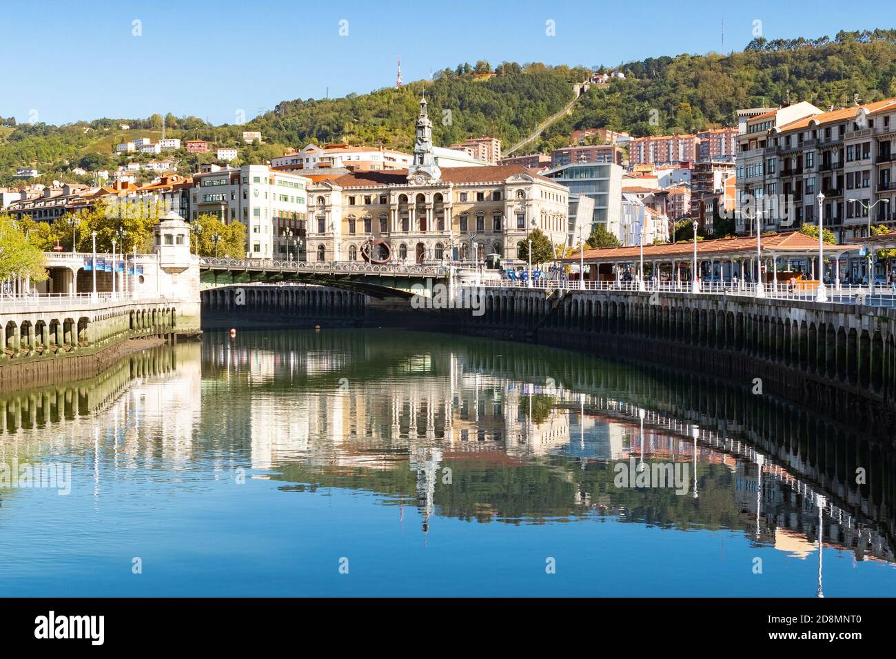 Municipio di Bilbao presso l'estuario di Bilbao, Bilbao, Biscay, Spagna Foto Stock