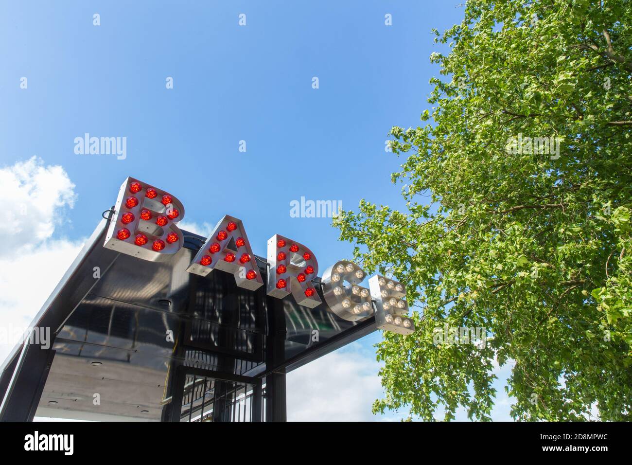 Il Battersea Barge Floating luogo ospita musica, commedia e cabaret intrattenimento, oltre a ristorante e noleggio privato Foto Stock