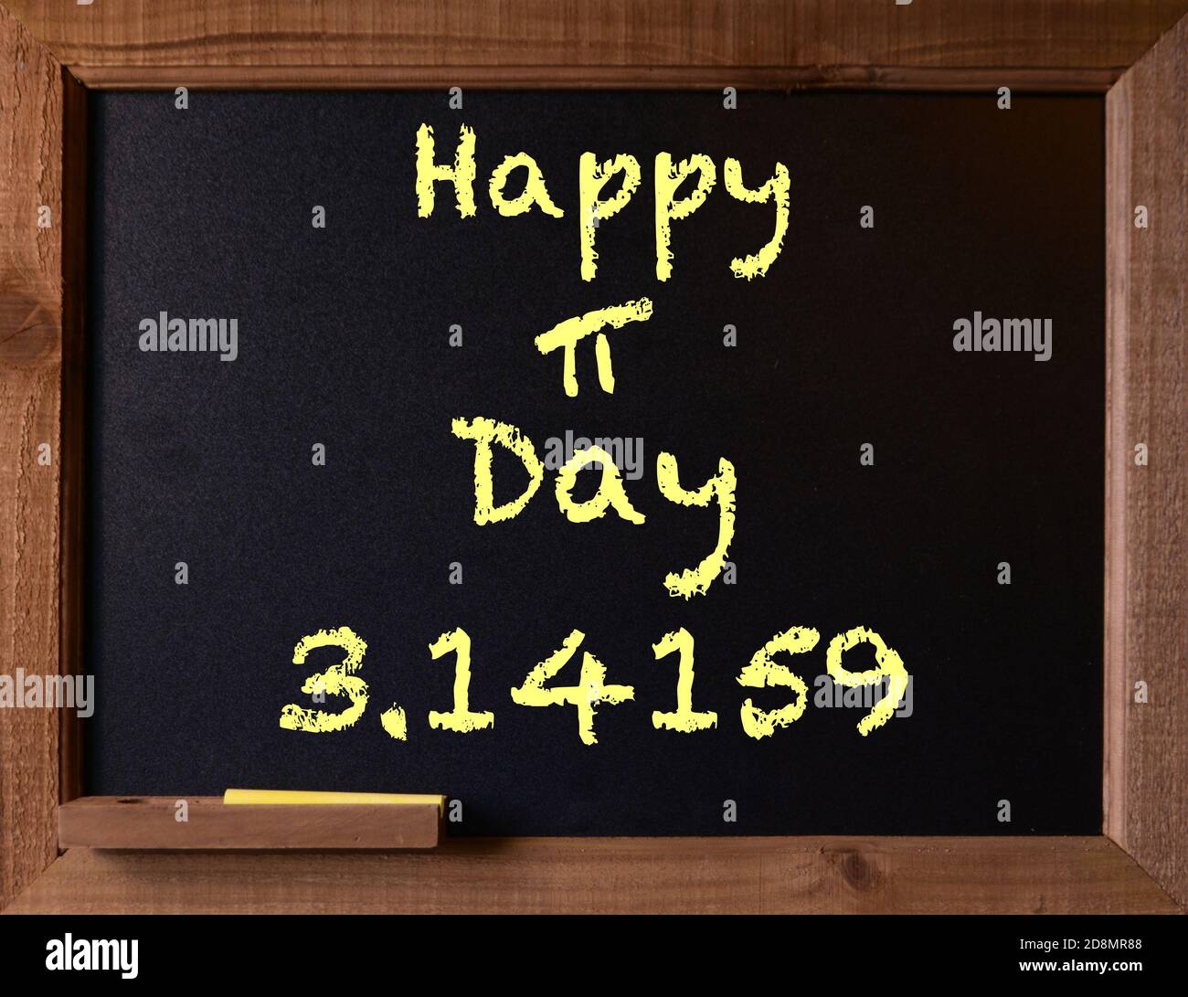 Titolo Lavagna con messaggio Happy Pi Day in gesso giallo Foto Stock