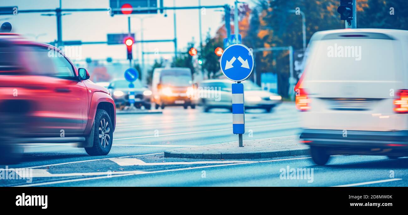 Auto in movimento su strada in città in tarda serata Foto Stock