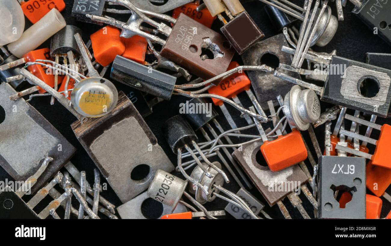 primo piano sullo sfondo dei componenti della radio vintage mix Foto Stock