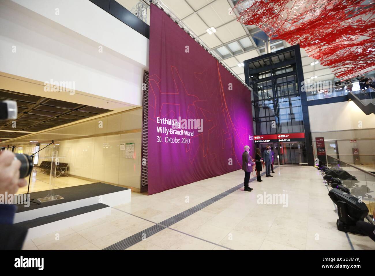 (10/30/2020) Brandeburgo: La foto mostra la cerimonia di inaugurazione del Willy Brandt Wall presso il nuovo aeroporto della capitale tedesca BER. La foto mostra Engelbert Lütke Dendrup, presidente del consiglio di amministrazione di Flughafen Berlin Brandenburg GmbH, ex presidente D. Dr. H.C. Wolfgang Thierse, Presidente del Consiglio di Amministrazione della Fondazione cancelliere federale Willy Brandt, Michael Müller, Bürgermeister von Berlin, und Katrin Lange, Finanzministerin des Landes Brandenburg (Foto di Simone Kuhlmey/Pacific Press/Sipa USA) Credit: Sipa USA/Alamy Live News Foto Stock