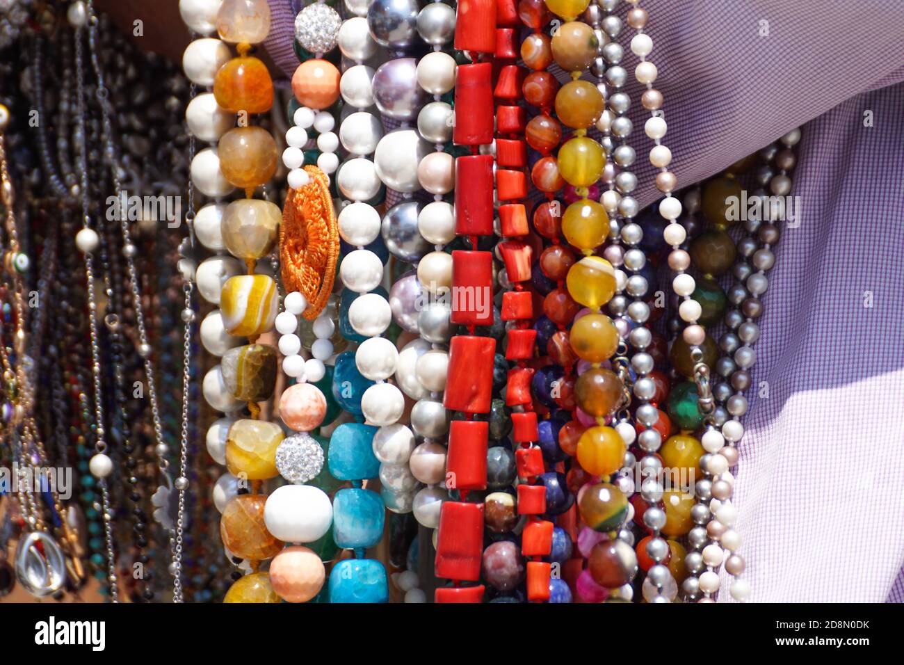 Carrello che vende souvenir tipici sulla bella spiaggia cubana. Foto Stock