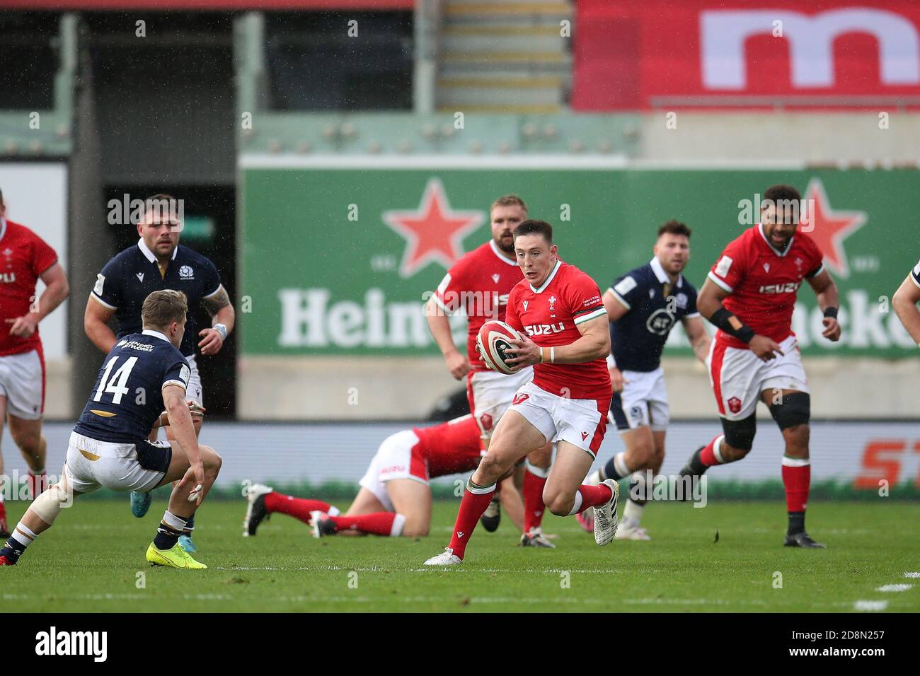 Llanelli, Regno Unito. 31 Ott 2020. Josh Adams del Galles (c) fa una pausa. Partita di campionato Guinness Six Nations 2020, Galles contro Scozia al Parc Y Scarlets di Llanelli, Galles del Sud, sabato 31 ottobre 2020. Questa immagine può essere utilizzata solo per scopi editoriali. Solo per uso editoriale, foto di Andrew Orchard/Andrew Orchard sports photography/Alamy Live news Credit: Andrew Orchard sports photography/Alamy Live News Foto Stock