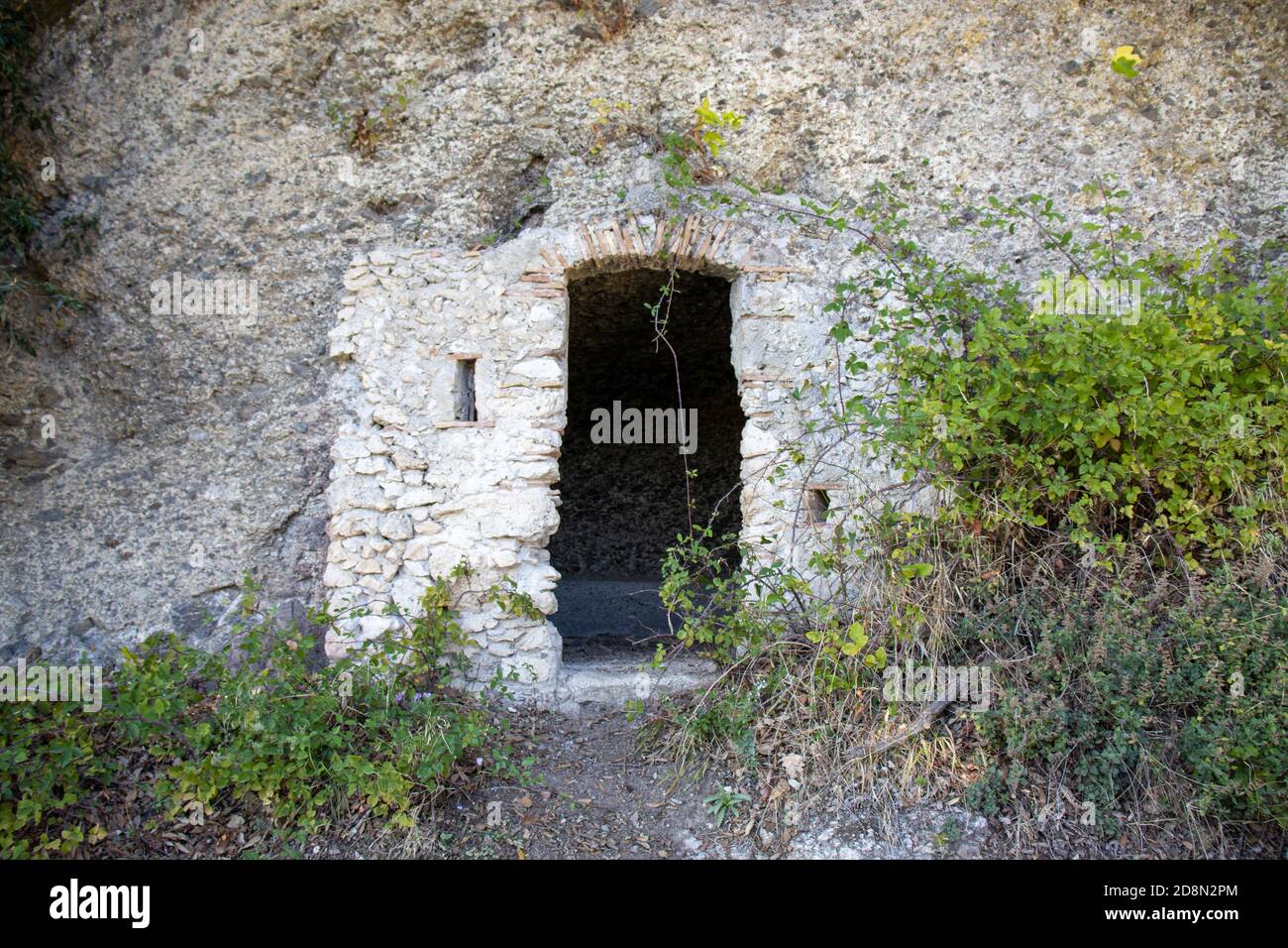 casa in pietra scolpita nella roccia bianca. Foto Stock