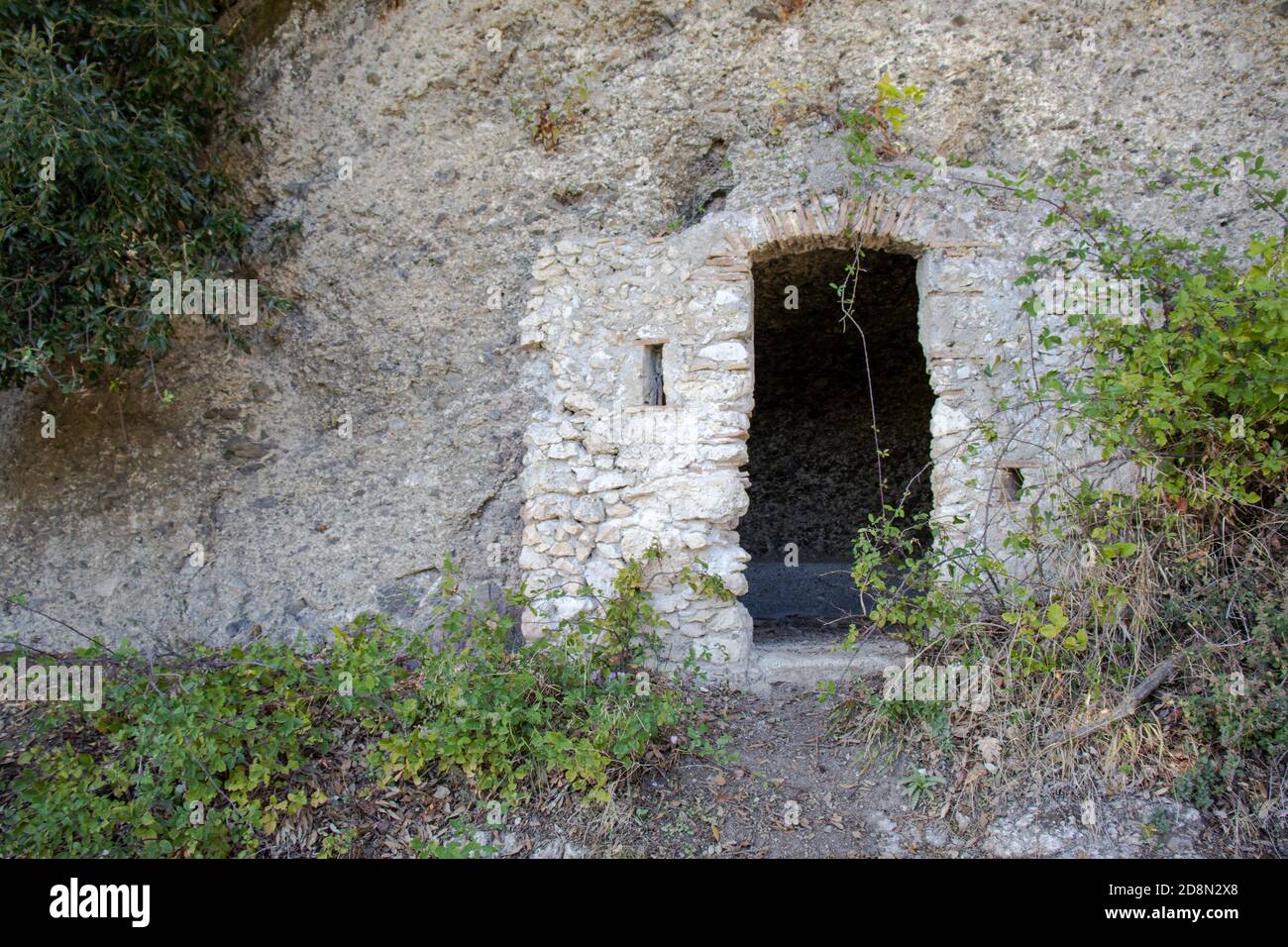 casa in pietra scolpita nella roccia bianca. Foto Stock