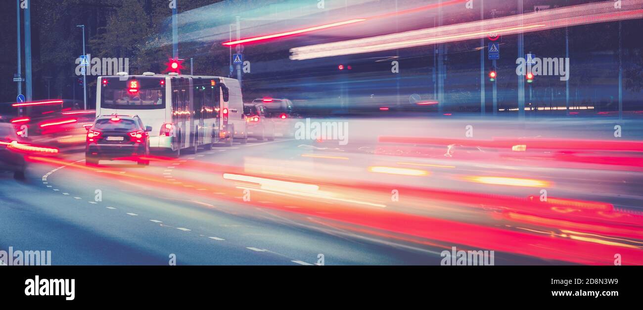 Auto in movimento su strada in città in tarda serata Foto Stock