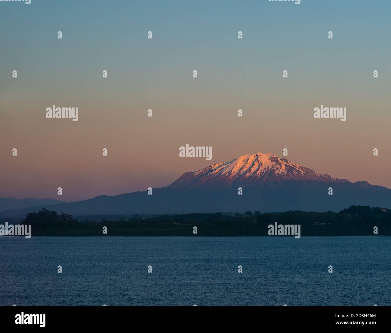 Vulcano Calbuco illuminato al tramonto dal lago Llanquihue, Puerto Varas, Cile. Foto Stock