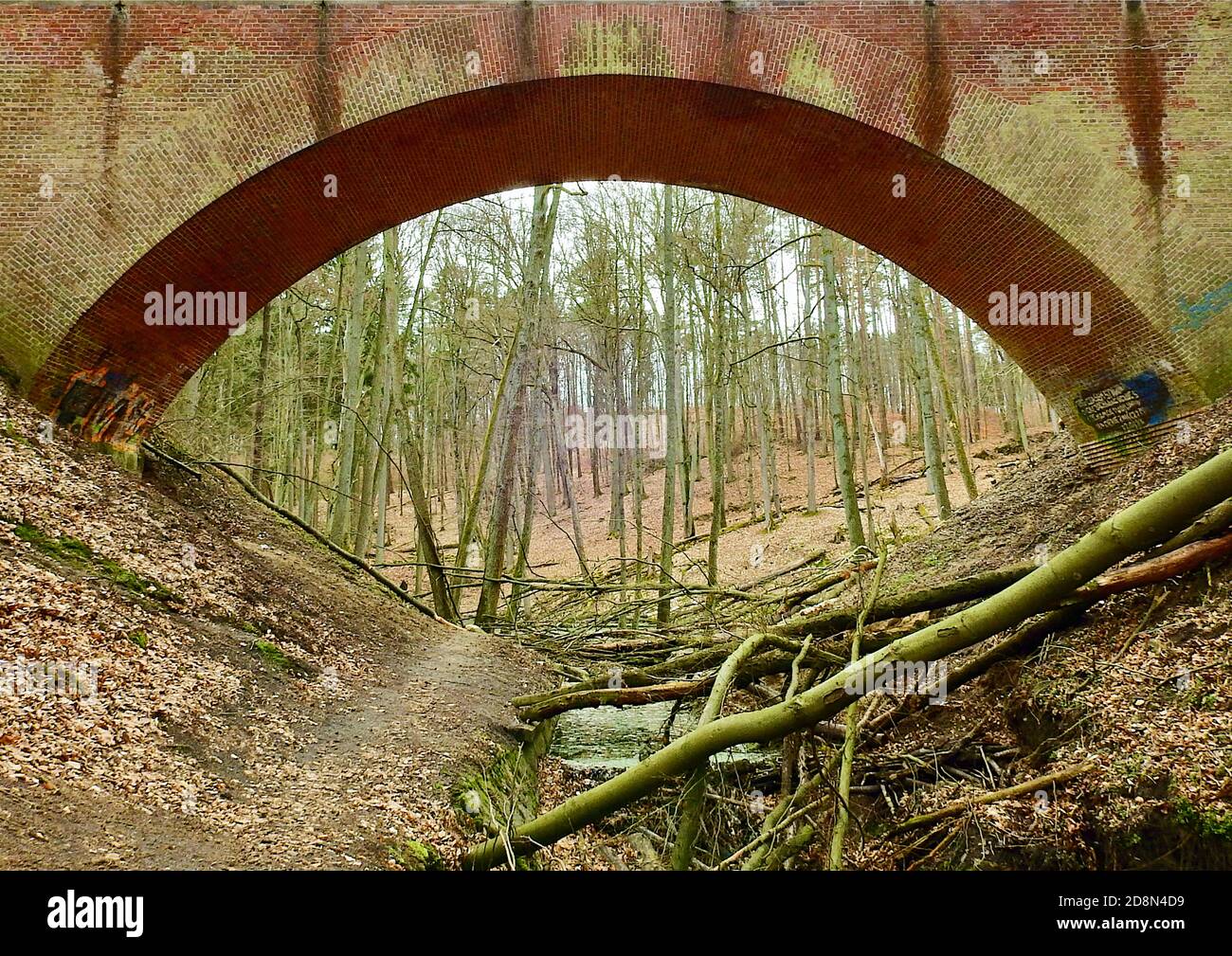 Ponte ferroviario ritagliato dall'immagine originale di erwin nowak e disponibile sul sito di pubblico dominio Pixabay. Foto Stock