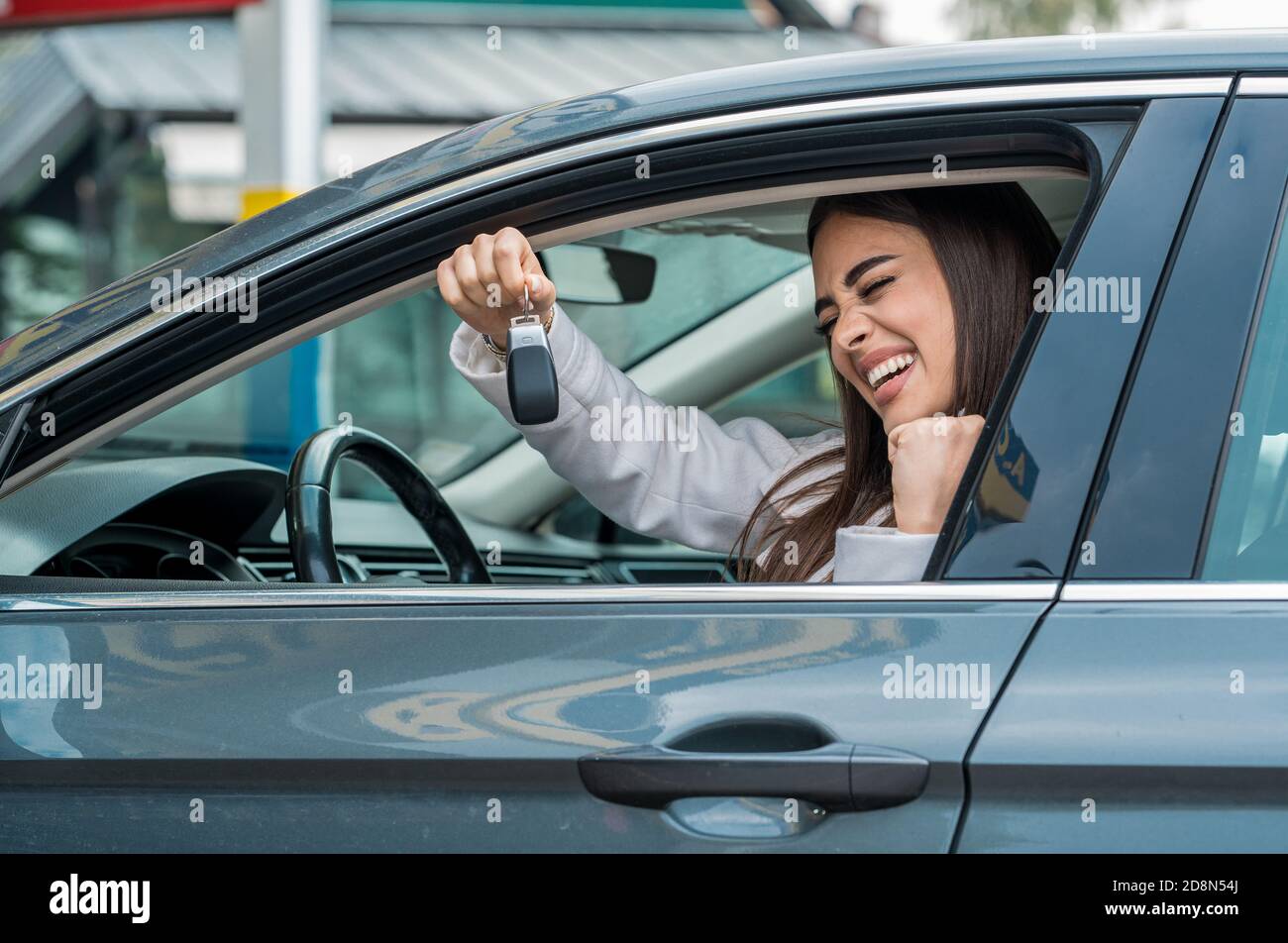 Bella donna in posa al volante della sua auto Foto Stock