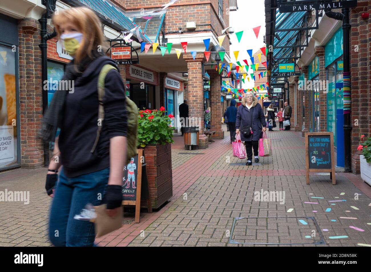 Ashford, Kent, Regno Unito. 31 Ott 2020. Mentre il governo si prepara per un annuncio riguardante la pandemia di coronavirus, le persone di primo livello in Ashford High Street vanno circa la loro attività quotidiana. Photo Credit: Paul Lawrenson-PAL Media/Alamy Live News Foto Stock