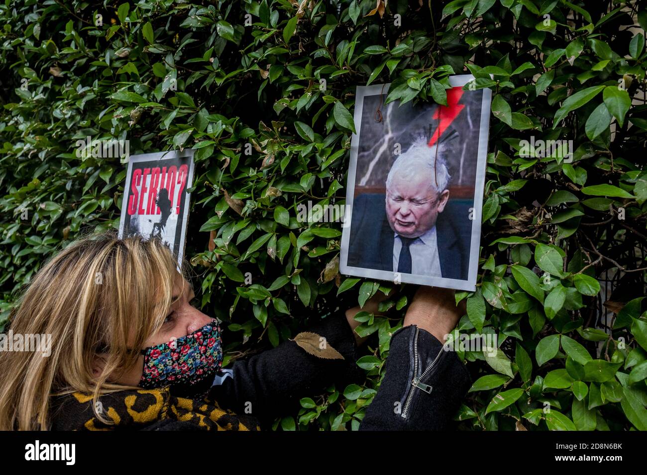 Milano, Italia. 31 Ott 2020. Milano. Dimostrazione contro il divieto di aborto da parte di dacanti al consolato polacco in Via Monterosa 6 solo per uso editoriale Credit: Agenzia indipendente di Foto/Alamy Live News Foto Stock