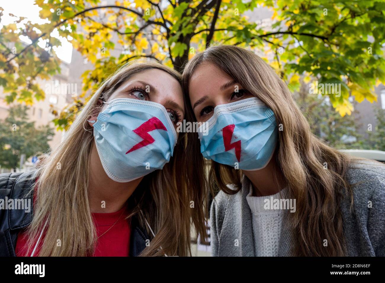 Milano, Italia. 31 Ott 2020. Milano. Dimostrazione contro il divieto di aborto da parte di dacanti al consolato polacco in Via Monterosa 6 solo per uso editoriale Credit: Agenzia indipendente di Foto/Alamy Live News Foto Stock