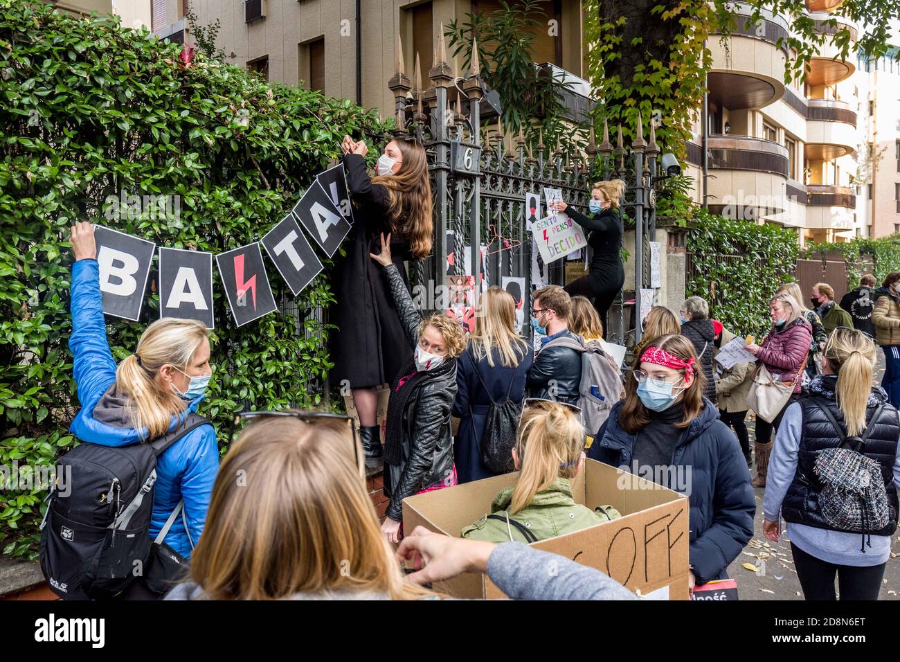 Milano, Italia. 31 Ott 2020. Milano. Dimostrazione contro il divieto di aborto da parte di dacanti al consolato polacco in Via Monterosa 6 solo per uso editoriale Credit: Agenzia indipendente di Foto/Alamy Live News Foto Stock