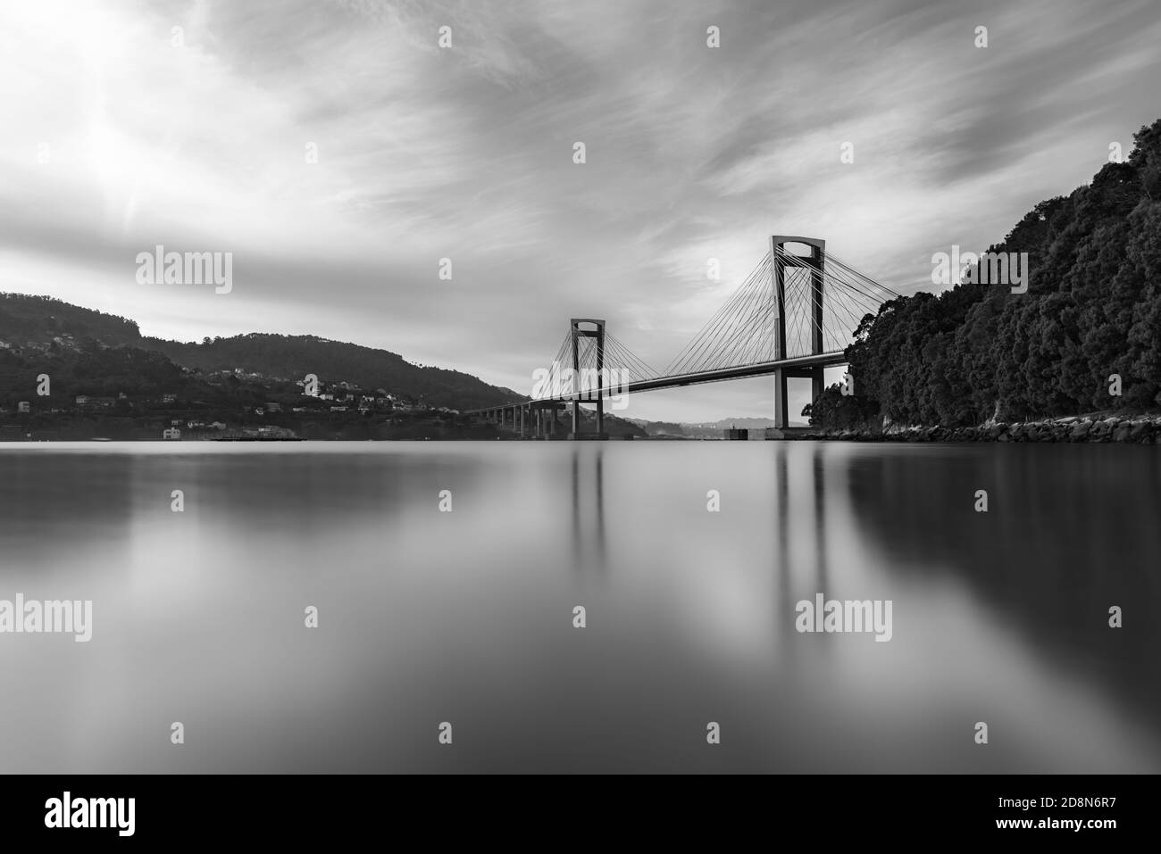 Exposición larga, efecto seda en el puente Rande al atardecer o al amanecer, paisaje, Puente de Rande, Rande, Vigo, Pontevedra, Galizia, España. Foto Stock