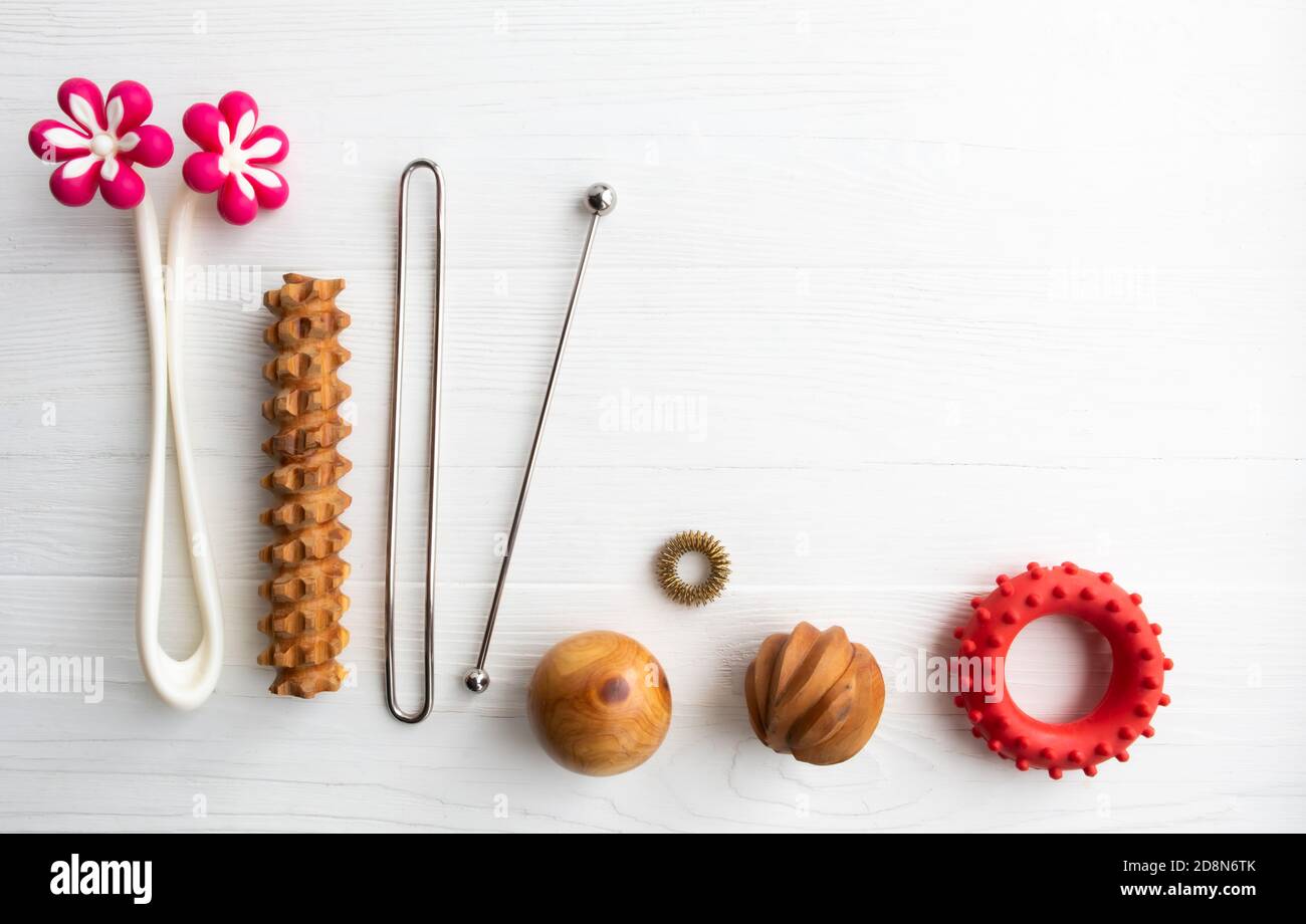 Attrezzi del terapeuta di riabilitazione o del logopedista. Per massaggio ristorativo domestico, riflessologia terapeutica, rilassamento, sollevamento. Foto Stock