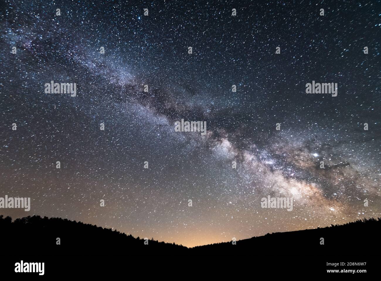 Lunga esposizione Fotografia della Via Lattea e del suo centro galattico su una foresta vicino alla città di Villardeciervos e Boya in Sierra de la Culebra, Zamora. Foto Stock