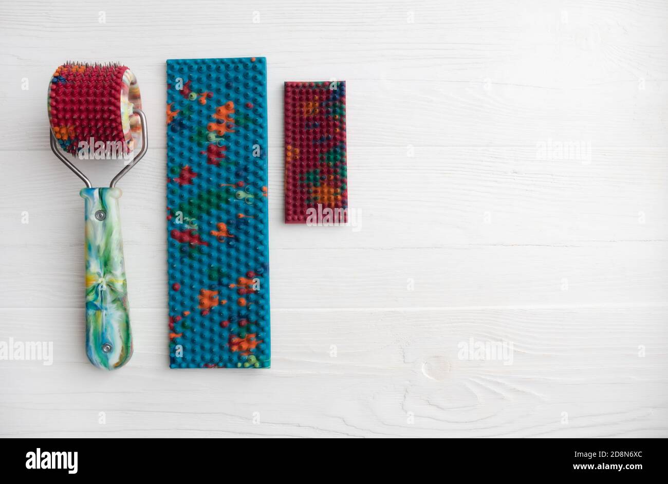 Applicatore ad ago Lyapko sotto forma di tappeto, sotto forma di rullo su fondo bianco con un posto per il testo. Per massaggio ristorativo domestico Foto Stock