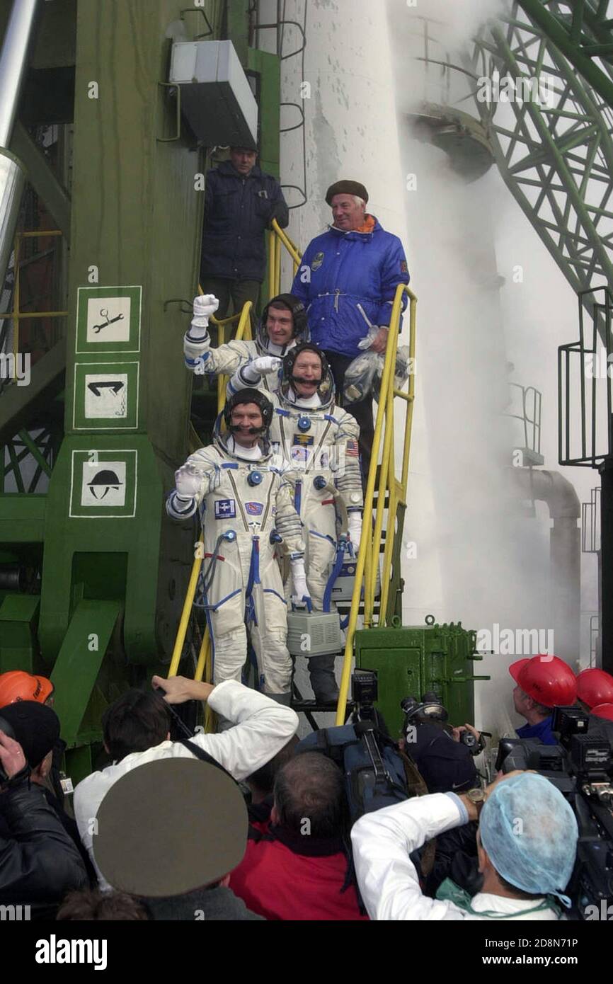 Cosmodromo di Baikonur in Kazakistan. 31 ottobre 2020. Spedizione 1 cosmonauta russo Sergei K. Krikalev di Roscosmos, TOP, astronauta della NASA William M. Shepherd, medio, e cosmonauta russo Yuri P. Gidzenko, basso, saluta prima di salire a bordo del veicolo spaziale Soyuz TM31 per il lancio, il 31 ottobre 2000, al Cosmodromo di Baikonur in Kazakistan. Il loro lancio, il 31 ottobre 2000, dal Cosmodromo di Baikonur in Kazakistan è iniziato 20 anni e conta di presenza umana permanente in orbita bassa Terra. Credit: UPI/Alamy Live News Foto Stock