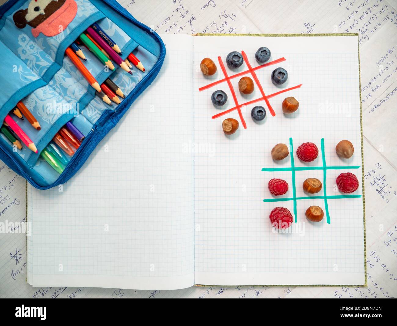 Divertente imparare con divertimento mentre si gioca gustosi giochi logici. Pausa pranzo con gli amici della scuola. Spazio per il testo. Concetto di ritorno a scuola. Foto Stock