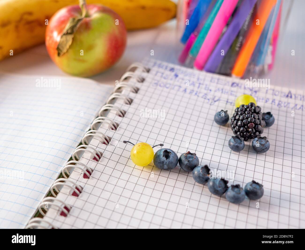 Divertente imparare senza sordo mentre si gioca con i bambini. Semplice artigianato capretto: Mirtillo e uva caterpillar, mora e mirtillo uomo. Foto Stock