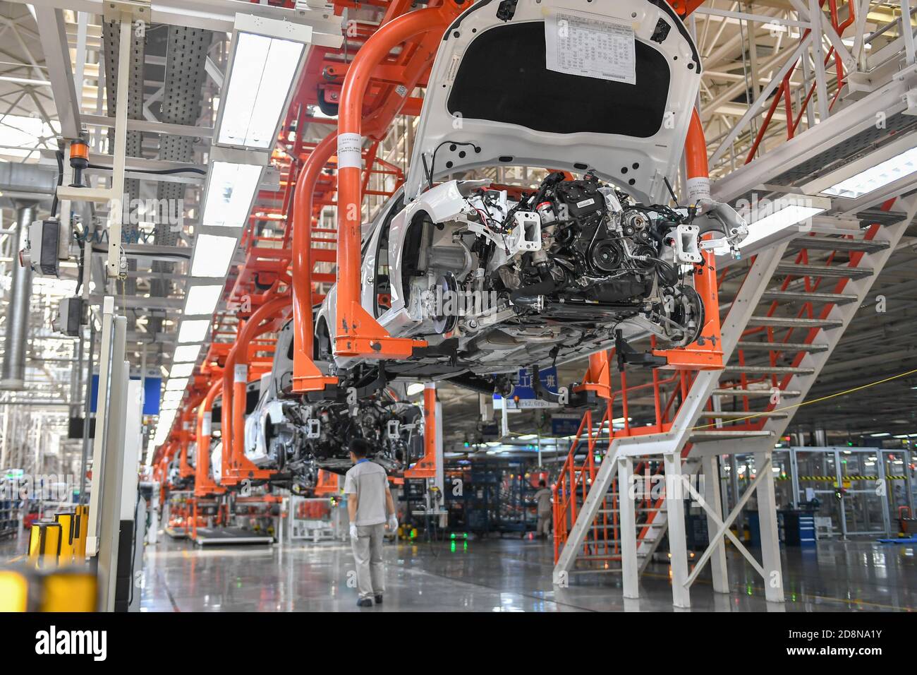 Pechino, provincia cinese di Jilin. 1 settembre 2020. Un lavoratore è visto in una fabbrica del primo Automotive Works (FAW) Group Co., Ltd. A Changchun, capitale della provincia di Jilin della Cina nordorientale, 1 settembre 2020. Credit: Zhang Nan/Xinhua/Alamy Live News Foto Stock