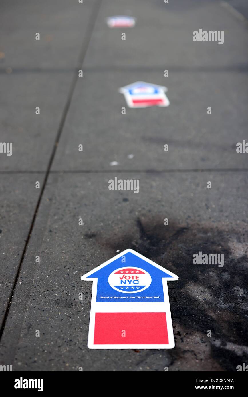 New York City, New York, Stati Uniti. 31 Ott 2020. Elezioni negli Stati Uniti. Le frecce incollate sul marciapiede dirigono gli elettori verso il luogo di voto al Madison Square Garden di New York. Gli Americani sono stati alle urne in numeri record per le prime votazioni in anticipo delle elezioni presidenziali degli Stati Uniti di martedì tra Donald Trump e l'ex vice presidente Joe Biden. Durante i dibattiti presidenziali, il presidente Trump ha fatto riferimento a New York City come a una città fantasma. Credit: Adam Stoltman/Alamy Live News Foto Stock