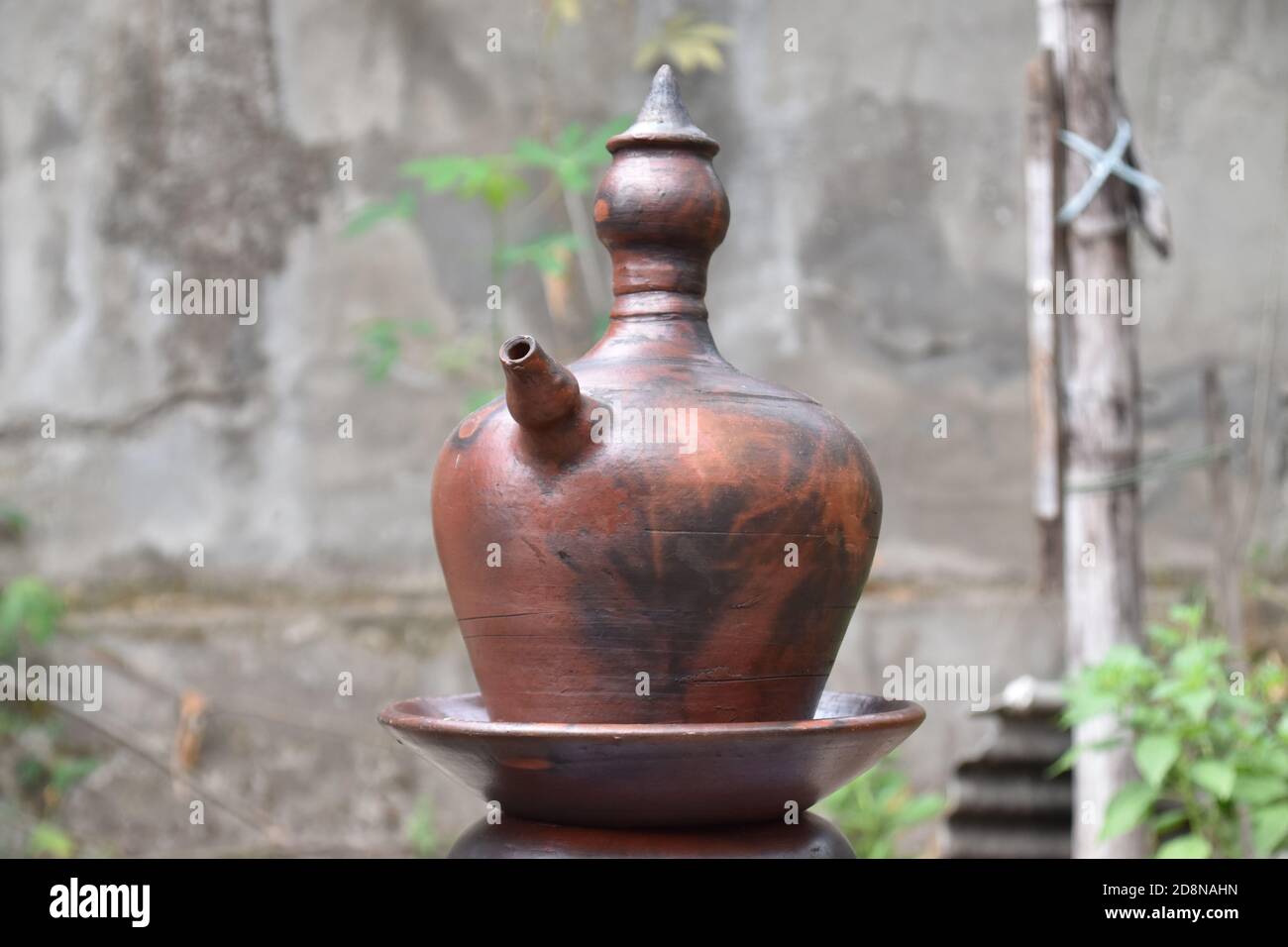 Vista prospettica destra di una caraffa da argilla, un contenitore di bevande dall'Indonesia Foto Stock