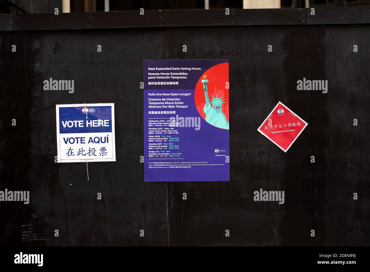 New York City, New York, Stati Uniti. 31 Ott 2020. Elezioni negli Stati Uniti. Cartelli che dirigono gli elettori al di fuori di una sede di voto precoce al Madison Square Garden di New York. Gli Americani sono stati alle urne in numeri record per le prime votazioni in anticipo delle elezioni presidenziali degli Stati Uniti di martedì tra Donald Trump e l'ex vice presidente Joe Biden. Durante i dibattiti presidenziali, il presidente Trump ha fatto riferimento a New York City come a una città fantasma. Credit: Adam Stoltman/Alamy Live News Foto Stock