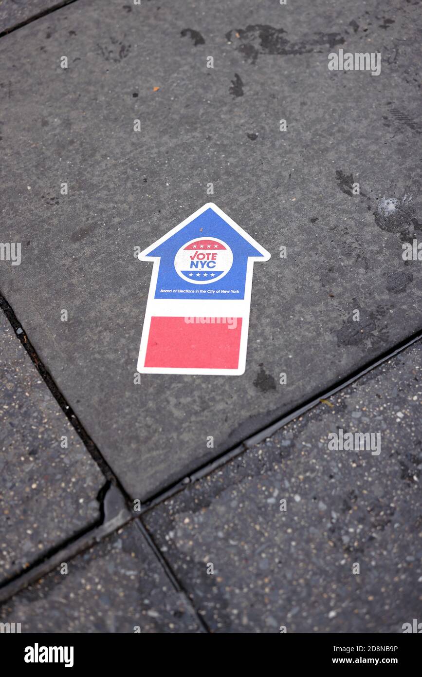 New York City, New York, Stati Uniti. 31 Ott 2020. Elezioni negli Stati Uniti. Le frecce incollate sul marciapiede dirigono gli elettori verso il luogo di voto al Madison Square Garden di New York. Gli Americani sono stati alle urne in numeri record per le prime votazioni in anticipo delle elezioni presidenziali degli Stati Uniti di martedì tra Donald Trump e l'ex vice presidente Joe Biden. Durante i dibattiti presidenziali, il presidente Trump ha fatto riferimento a New York City come a una città fantasma. Credit: Adam Stoltman/Alamy Live News Foto Stock