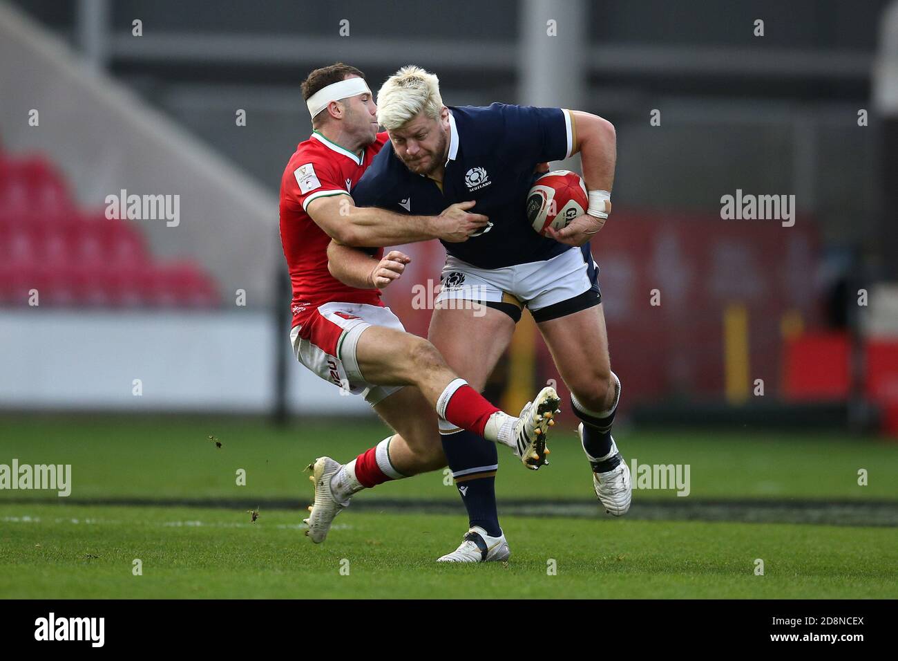 Llanelli, Regno Unito. 31 Ott 2020. Oli Kebble della Scozia supera un'azione da Gareth Davies del Galles. Partita di campionato Guinness Six Nations 2020, Galles contro Scozia al Parc Y Scarlets di Llanelli, Galles del Sud, sabato 31 ottobre 2020. Questa immagine può essere utilizzata solo per scopi editoriali. Solo per uso editoriale, foto di Andrew Orchard/Andrew Orchard sports photography/Alamy Live news Credit: Andrew Orchard sports photography/Alamy Live News Foto Stock