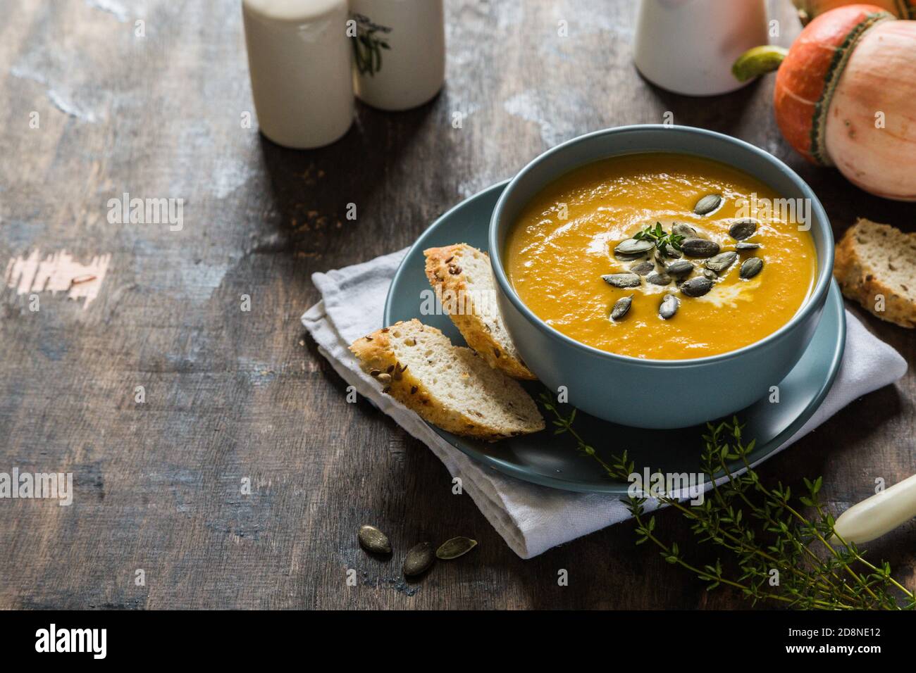 zuppa di crema di zucca e carote con semi di zucca e tostata pane Foto Stock