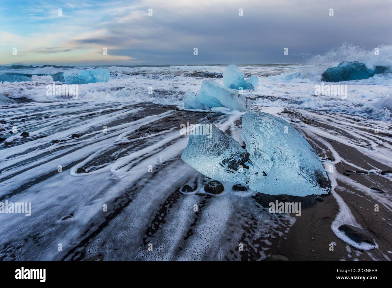 Pezzi di ghiaccio sulla spiaggia di diamanti Jokulsarlon, Islanda Foto Stock