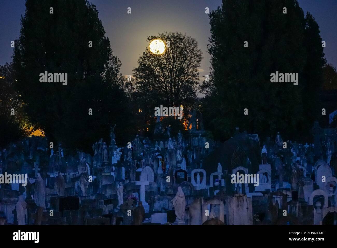 La Luna Blu che si erge sopra il cimitero a Londra, Inghilterra Regno Unito Regno Unito Foto Stock
